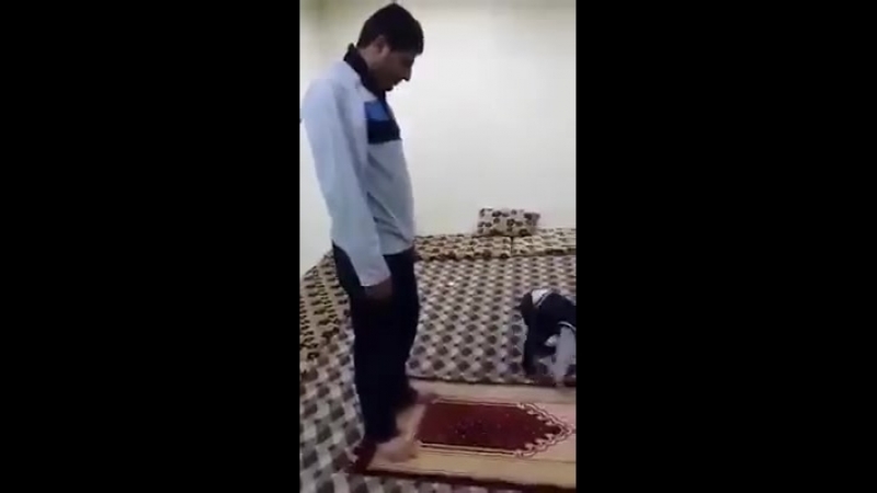 сын заставляет отца