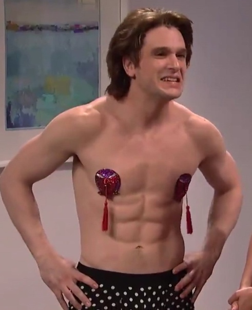 Кит Харингтон станцевал стриптиз в новом выпуске SNL Звезда «Игры престолов» выступил в роли ведущего шоу Saturday Night Live. Уже через неделю состоится премьера финального сезона «Игры