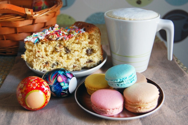 пасхальное утро. светлого пасхального утра. утренняя пасха. композиция на пасху на стол. пасхальный завтрак.