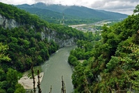 Резиденция ахштырь сочи. Мзымта впадает в черное море. Мзымта река половодье. Река мзымта после ливней. Как мзымта изменяется в разные времена года.