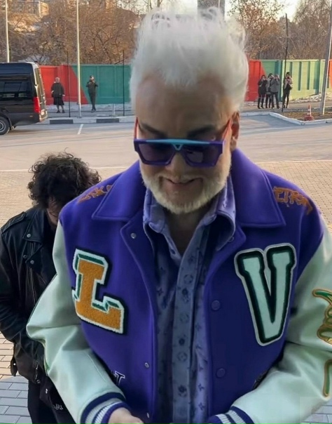 Киркоров все больше и больше напоминает седого деда из рекламы одного мобильного оператора!