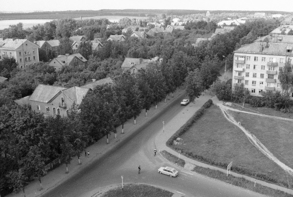 Улица Ленина. Спарава немного видна школа № 225. надпись коло ... Назад в СССР Ф